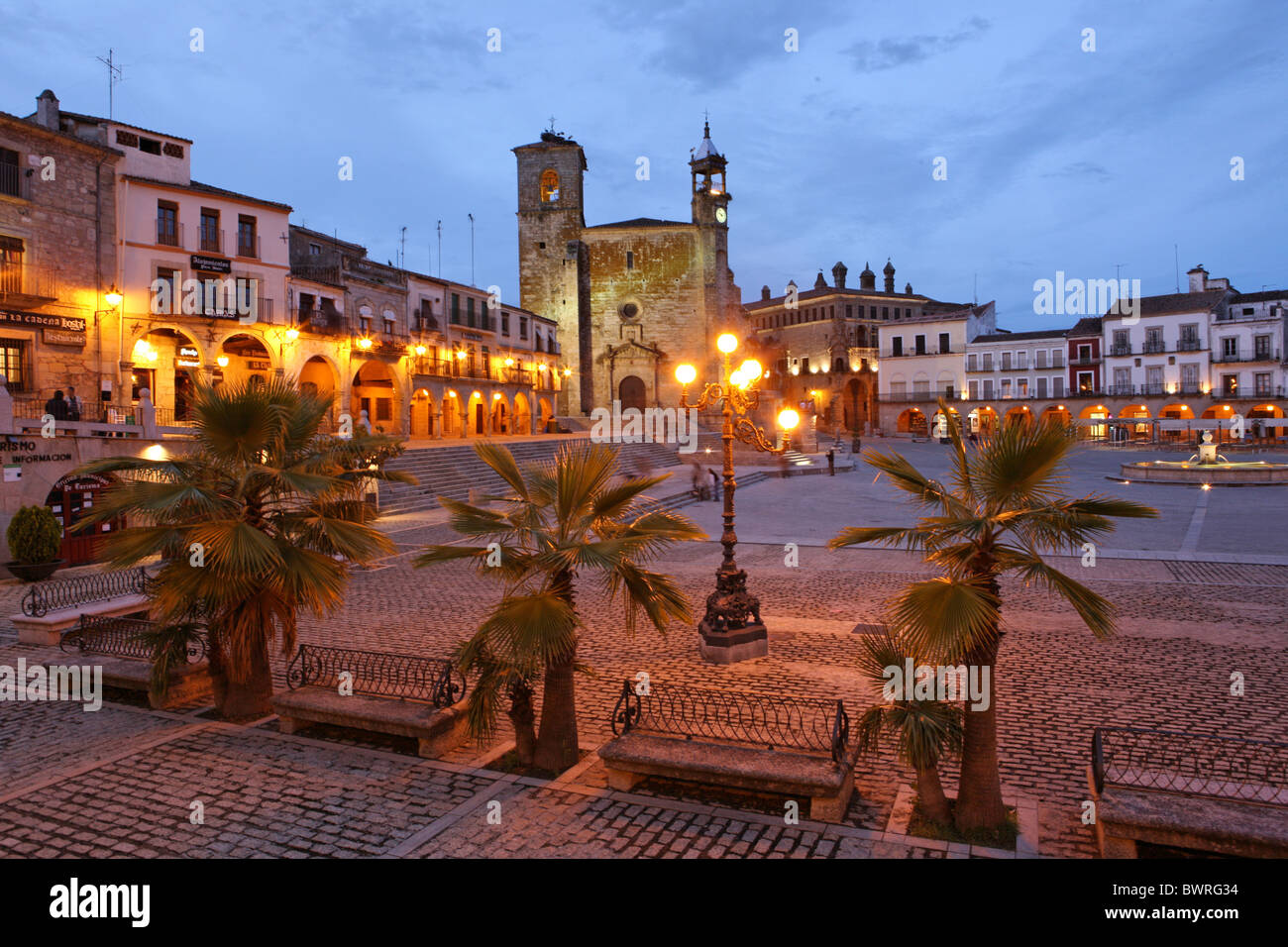 Espagne Europe Trujillo Ville Province De Caceres Estremadure Plaza Mayor Place De La Vieille Ville Palm T Lanternes Photo Stock Alamy