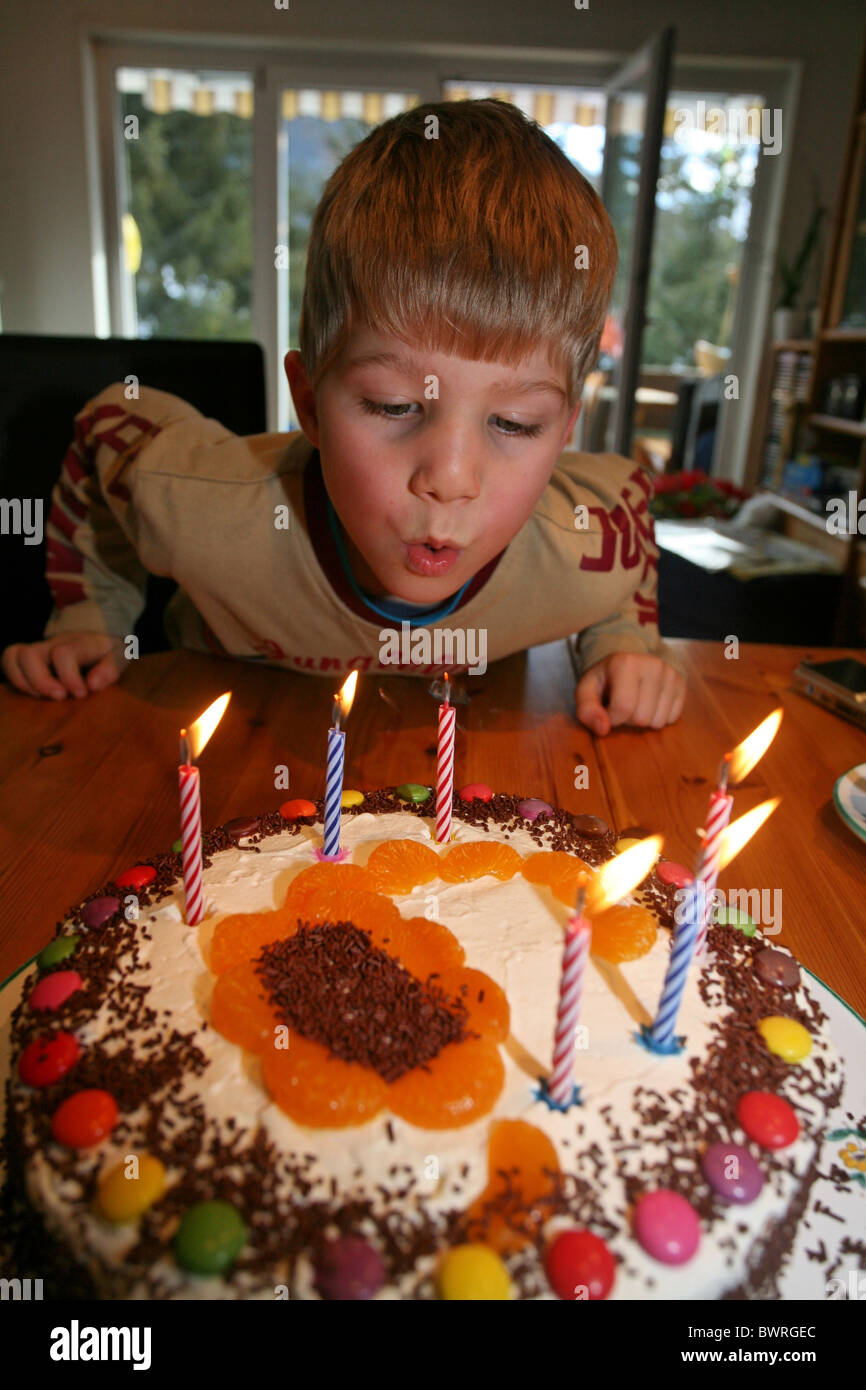 Piscine à l'intérieur d'une personne de sexe masculin boy blowing candles six aliments gâteau anniversaire célébrer célébrer sweet chi Banque D'Images