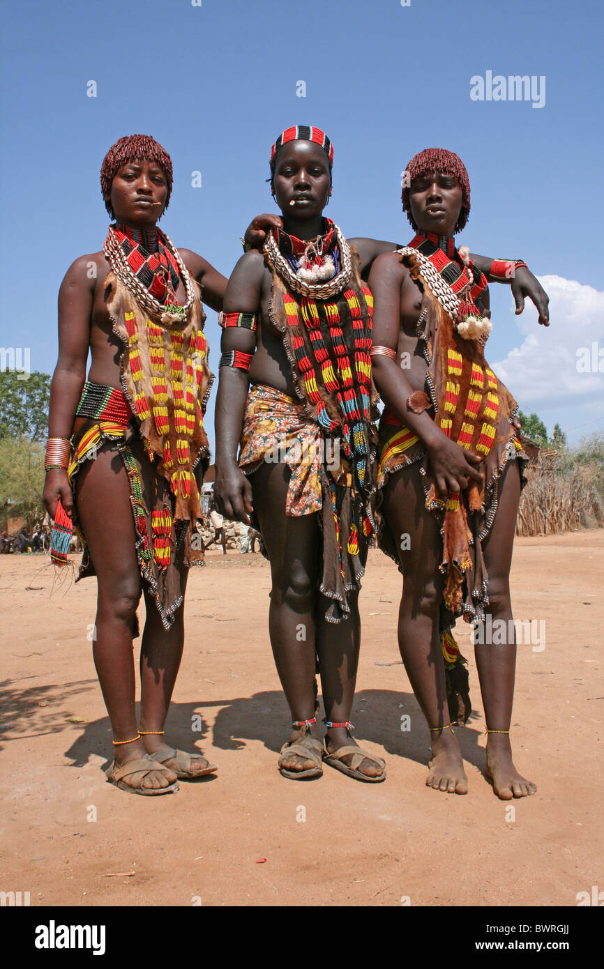 Les jeunes femmes des tribus Hamer, Turmi, vallée de l'Omo, Ethiopie Banque D'Images