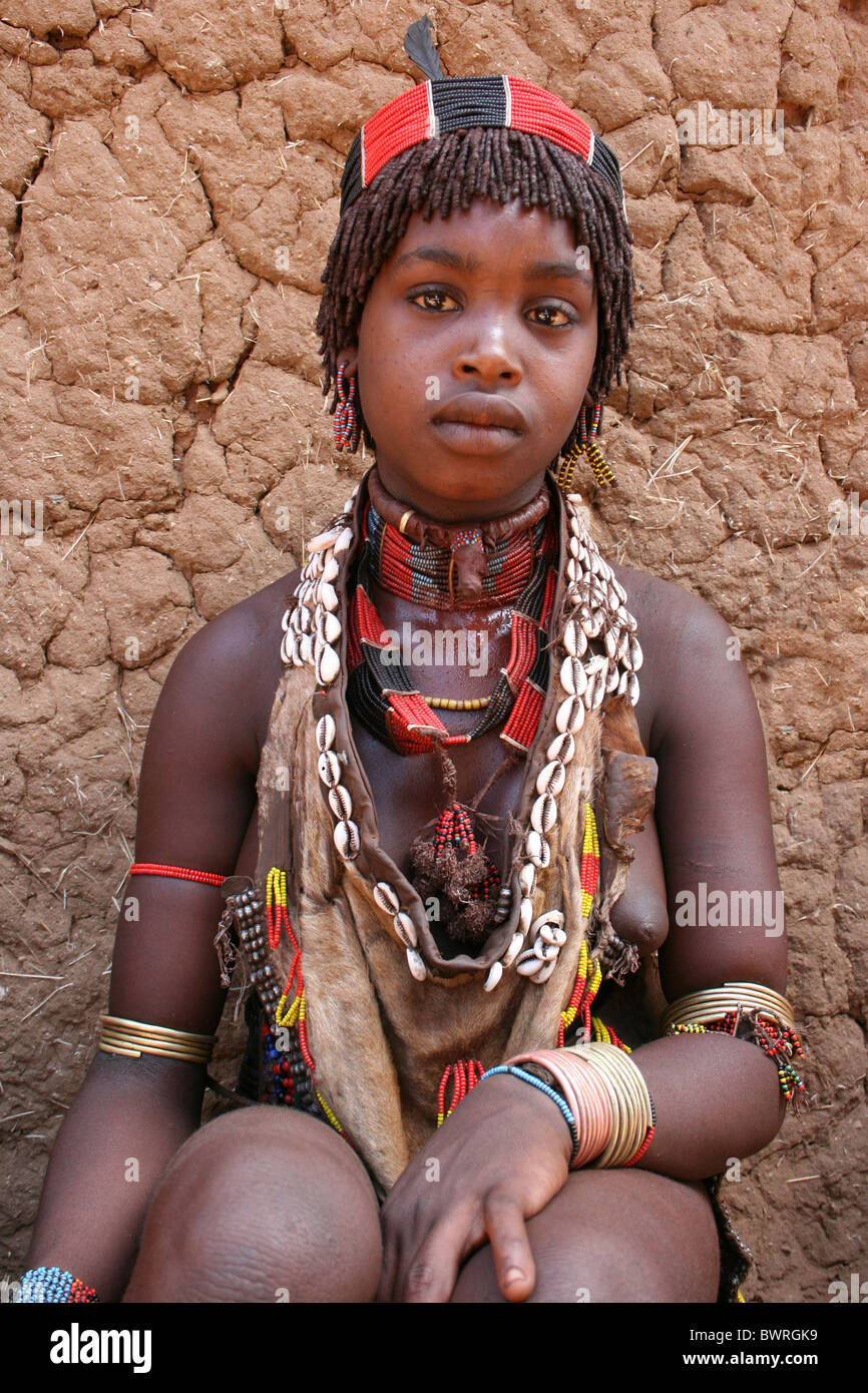 Girl Tribu Hamer perles traditionnelles, Turmi, vallée de l'Omo, Ethiopie Banque D'Images