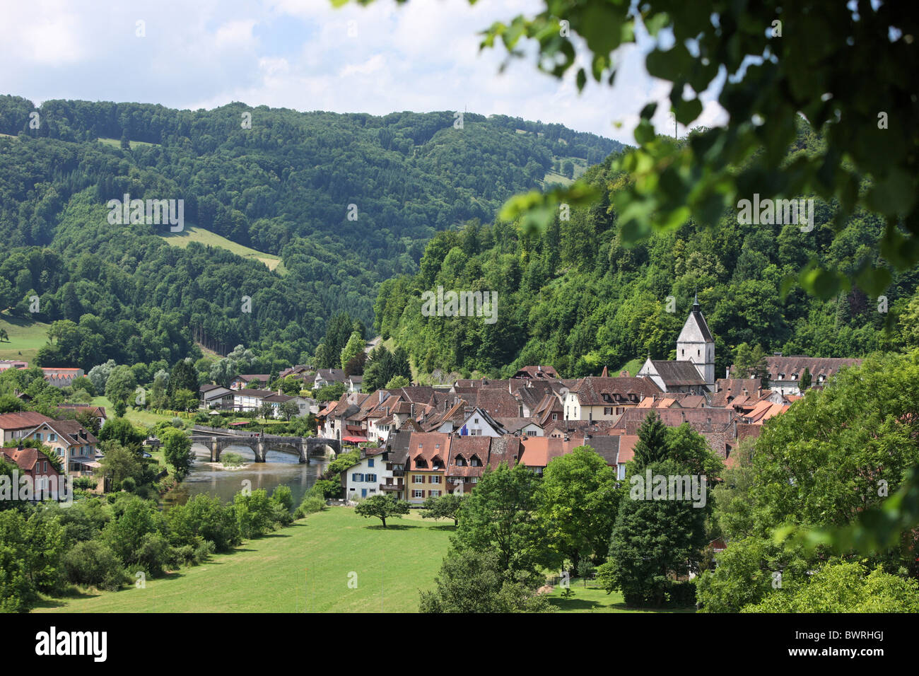 Suisse Europe Saint-Ursanne Piscine en plein air à l'extérieur de la montagne paysage montagne canton Jura vieille ville Banque D'Images