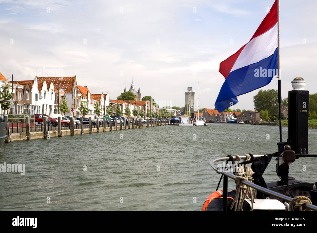 Pavillon néerlandais sur un bateau traditionnel dans le port du port  médiéval Zierikzee, Zélande (Nouvelle-Zélande), Pays-Bas Photo Stock - Alamy