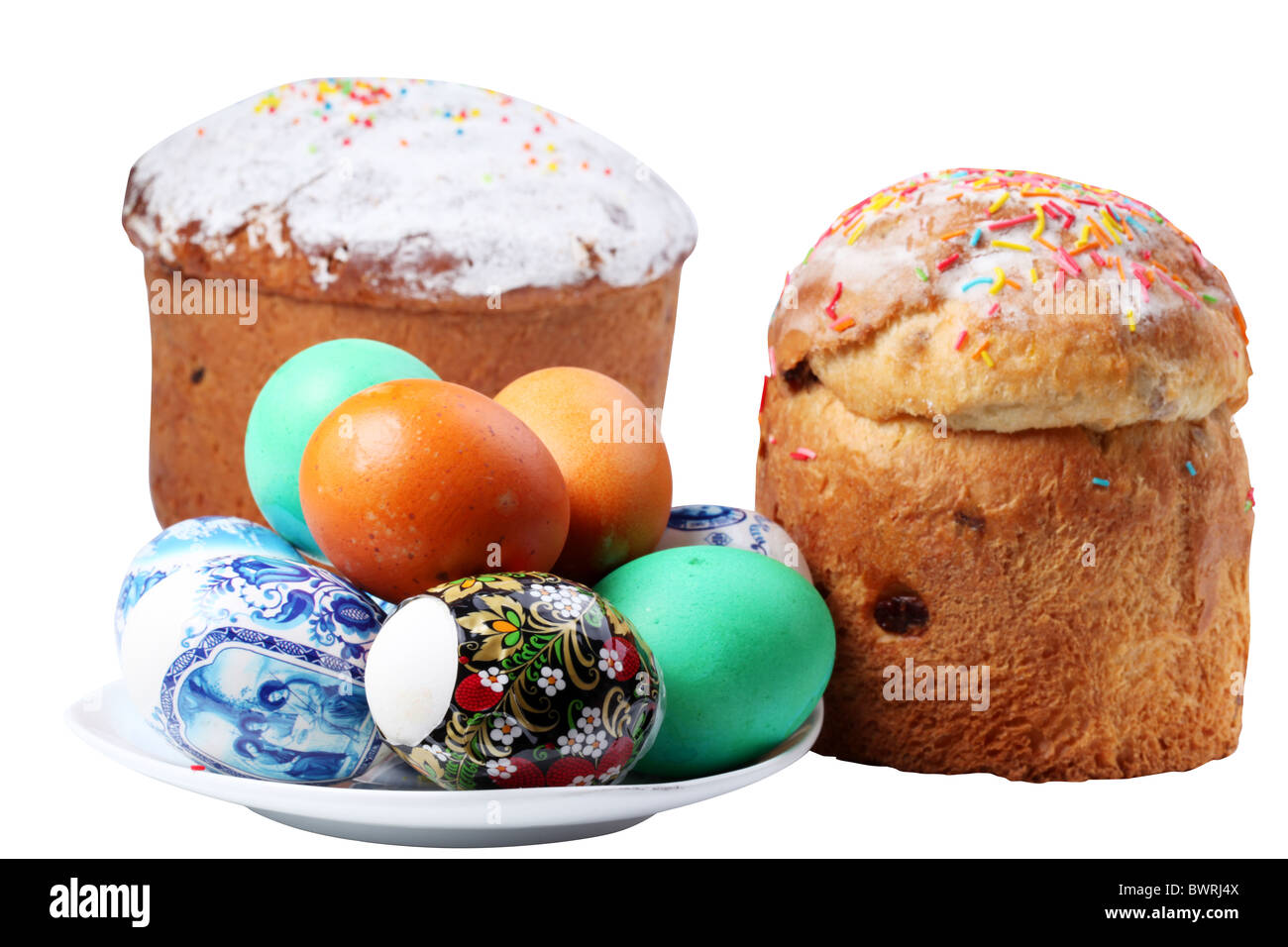 Multi-couleur des œufs sur une assiette et des gâteaux. Maison de vacances de Pâques. Isolé sur fond blanc Banque D'Images