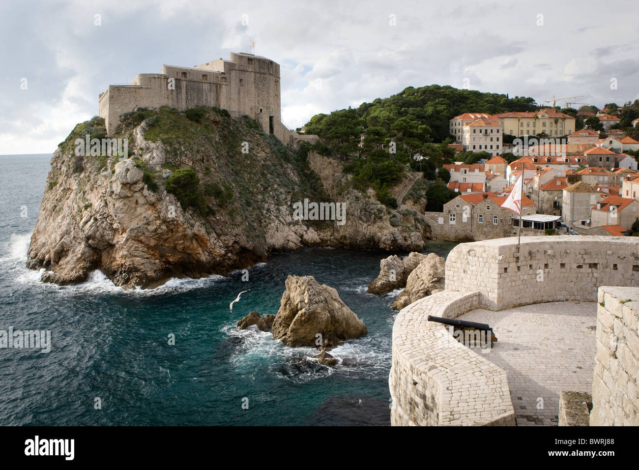 Vue paysage le long des murs de la vieille ville de Dubrovnik à Fort Lovrijenac Banque D'Images