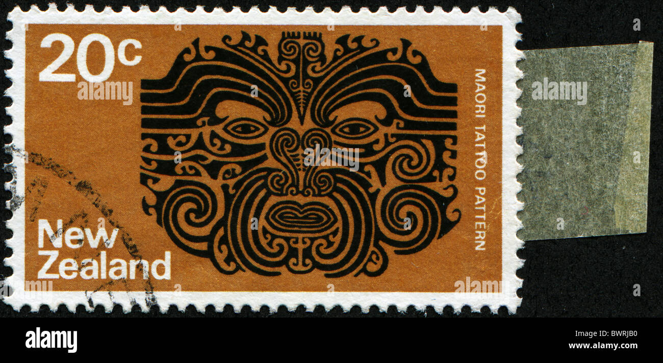 Nouvelle Zélande - circa 1970 : timbre imprimé en Nouvelle-Zélande montre motif tatouage Maori, vers 1970 Banque D'Images