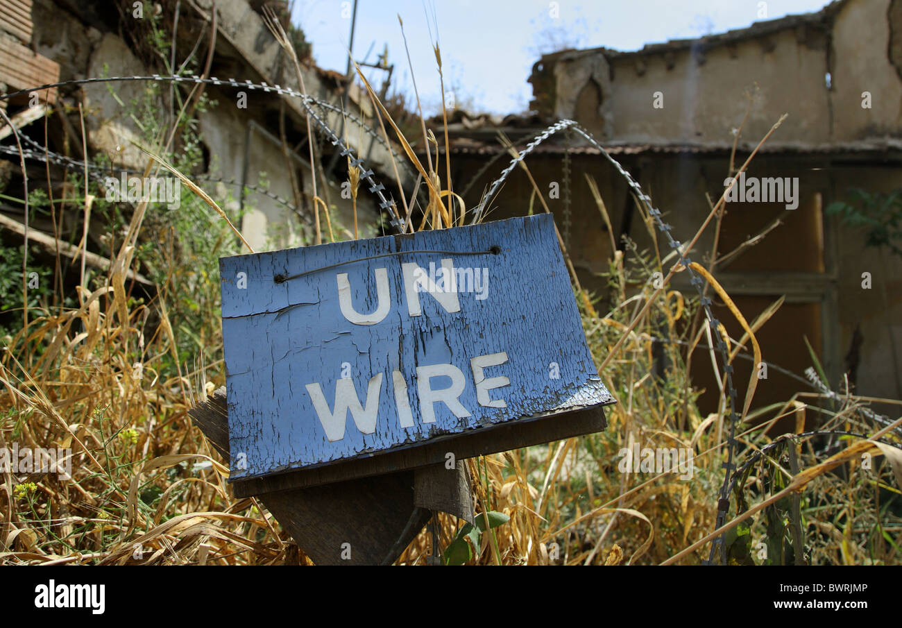 Un vieux panneau d'information des Nations Unies portant sur le fil, Nicosie, Chypre Banque D'Images