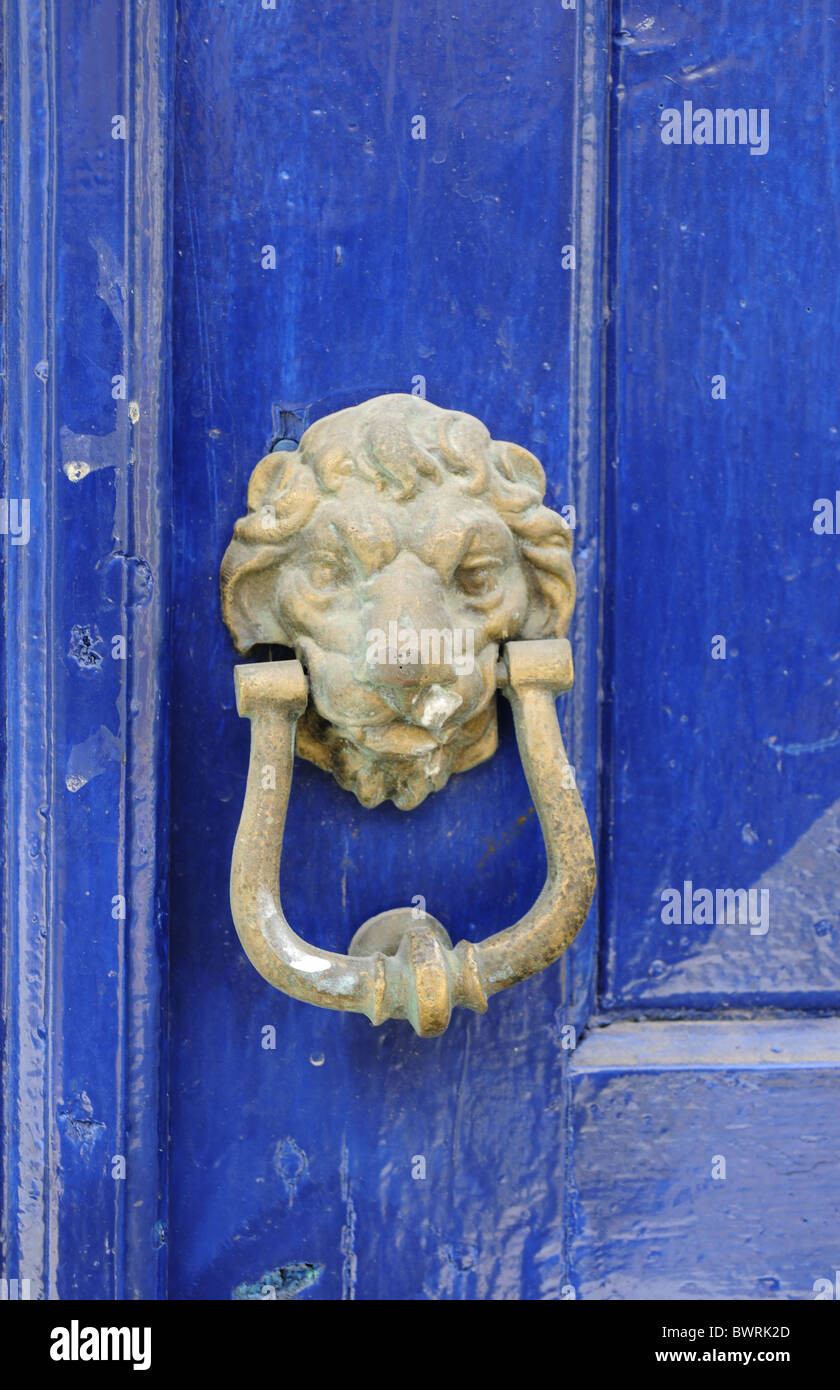 Ancien bouton de porte en laiton avec tête de lion dans l'île de Crète, Grèce Banque D'Images
