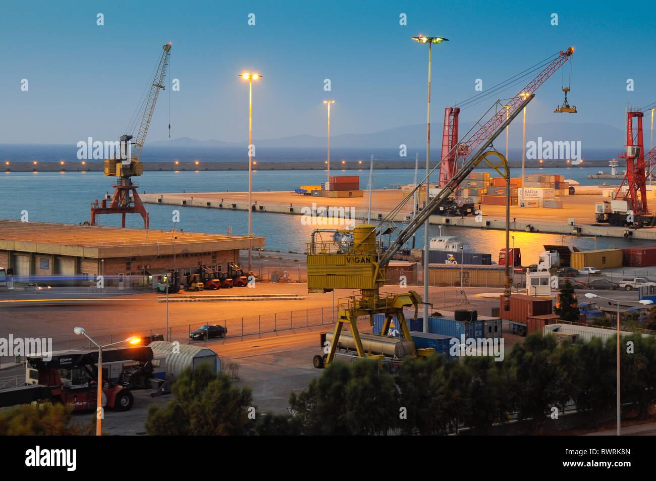 Photo nocturne des quais de chargement dans un port de mer à Héraklion, Crète Banque D'Images