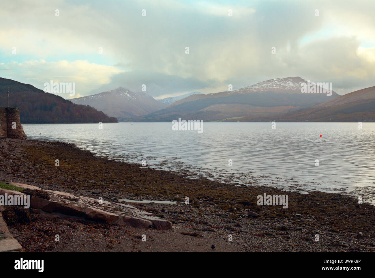 Est, Nord est en traversant le Loch Shira depuis Inveraray, Écosse Banque D'Images