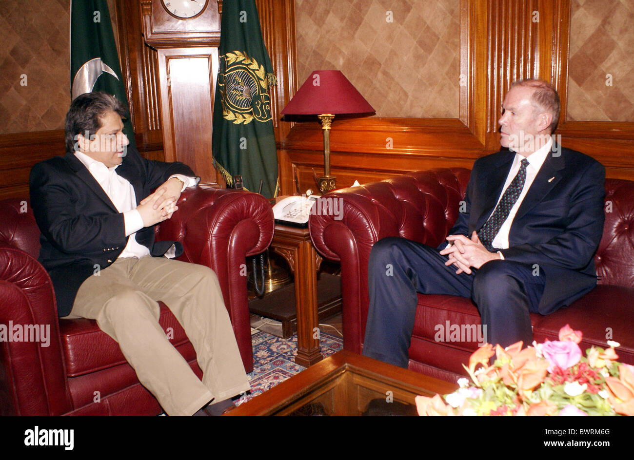 Gouverneur du Sind, Dr.Ishrat-ul-Ibad Khan échanges de vues avec la Nouvelle-Zélande Haut Commissaire, cerveau Sanders au cours de réunion Banque D'Images