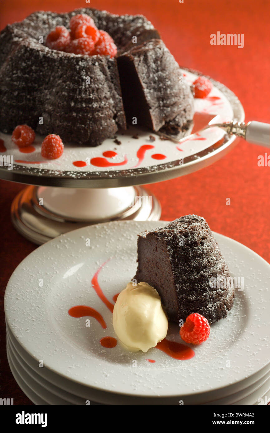 Gateau Fondant Au Chocolat Avec Coulis De Framboises Servi Avec De La Glace A La Vanille Photo Stock Alamy