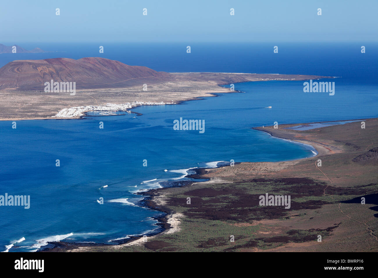 El Rio Strait, Gauche, La Graciosa Island avec la ville de Caleta del Sebo, Lanzarote, Canary Islands, Spain, Europe Banque D'Images