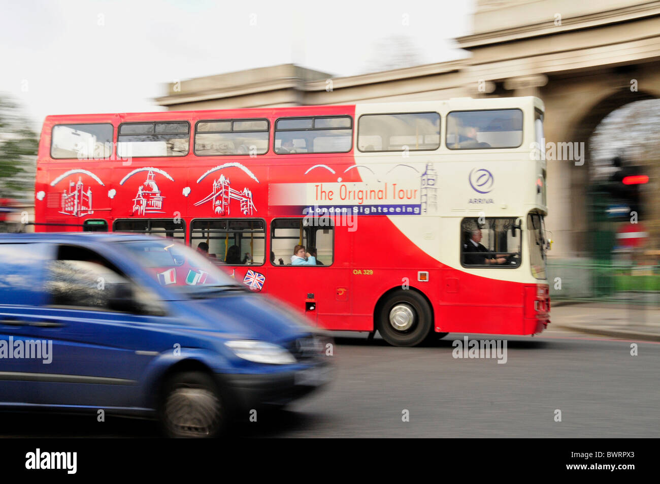 Bus de tourisme près de Knightsbridge, Londres, Angleterre, Royaume-Uni, Europe Banque D'Images
