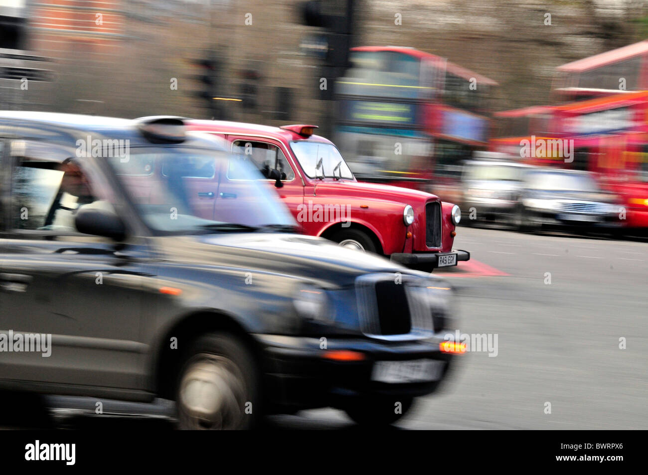 Des taxis près de Knightsbridge, Londres, Angleterre, Royaume-Uni, Europe Banque D'Images