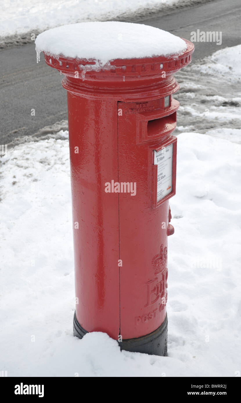 Boite aux lettres rouge dans la neige Banque D'Images
