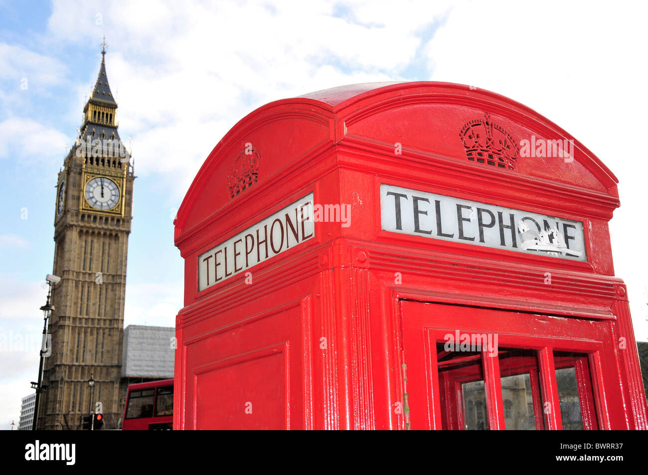 Boîte de téléphone rouge en face de Big Ben, Londres, Angleterre, Royaume-Uni, Europe Banque D'Images