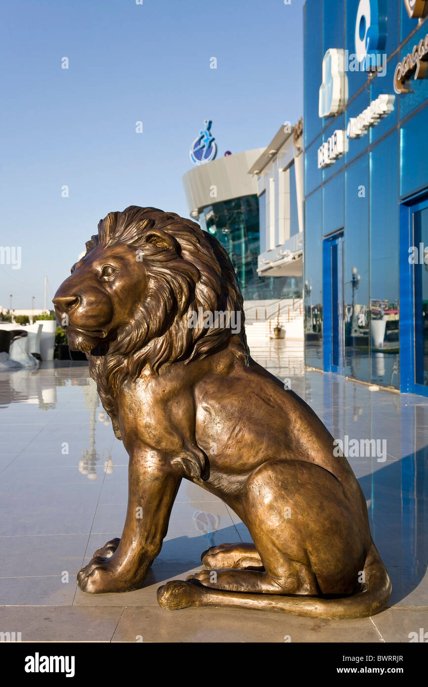 Sculpture en bronze d'un lion dans une station touristique, Charm el-Cheikh, Égypte, Afrique Banque D'Images