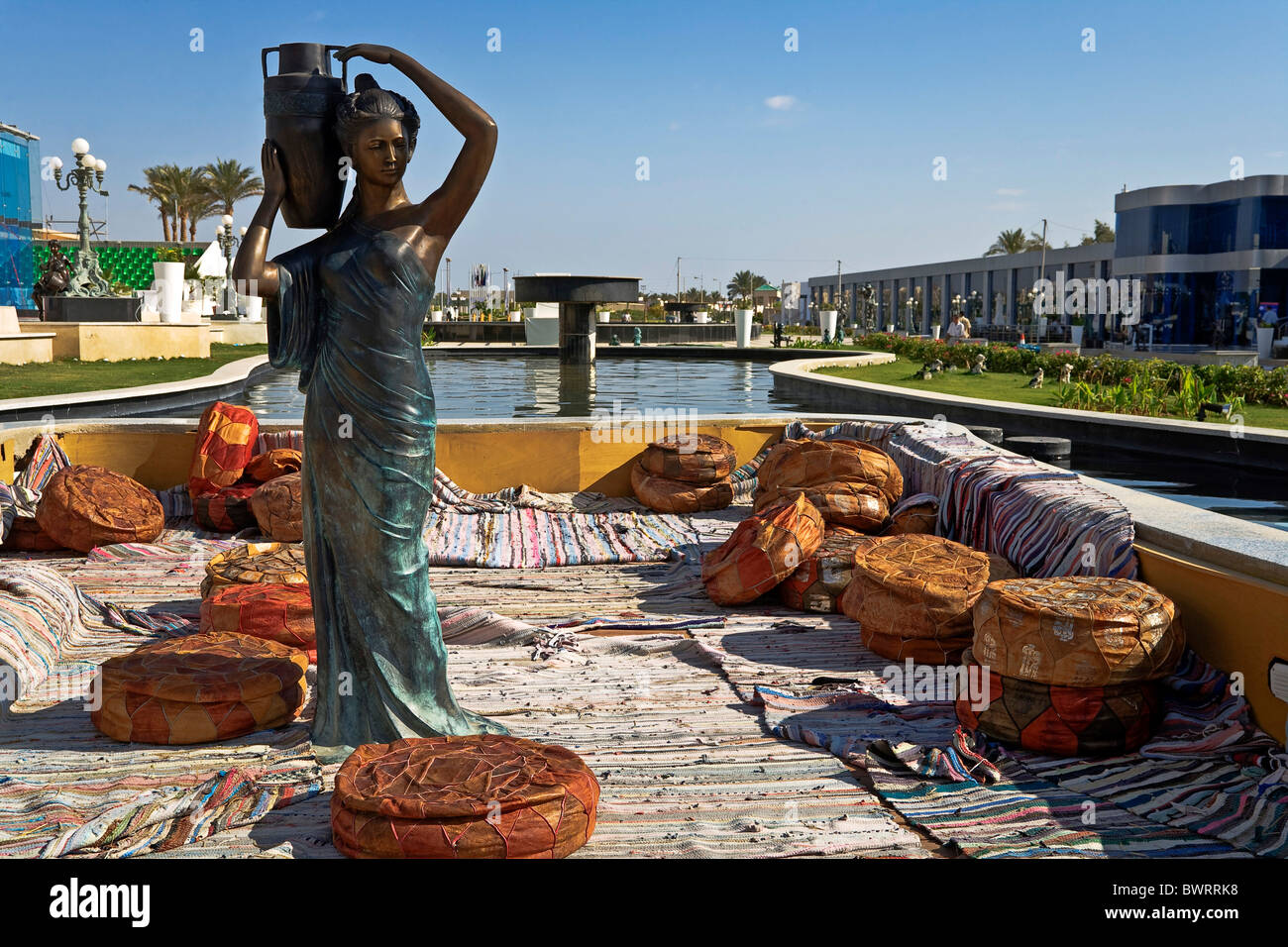 Sculpture de bronze dans un salon pour fumer la pipe de l'eau, Charm el-Cheikh, Égypte, Afrique Banque D'Images