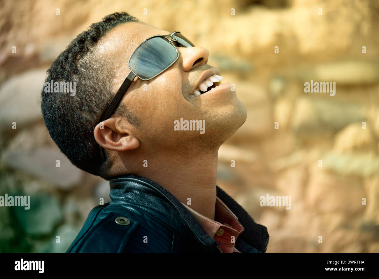 Portrait of a happy smiling african man looking up. Banque D'Images