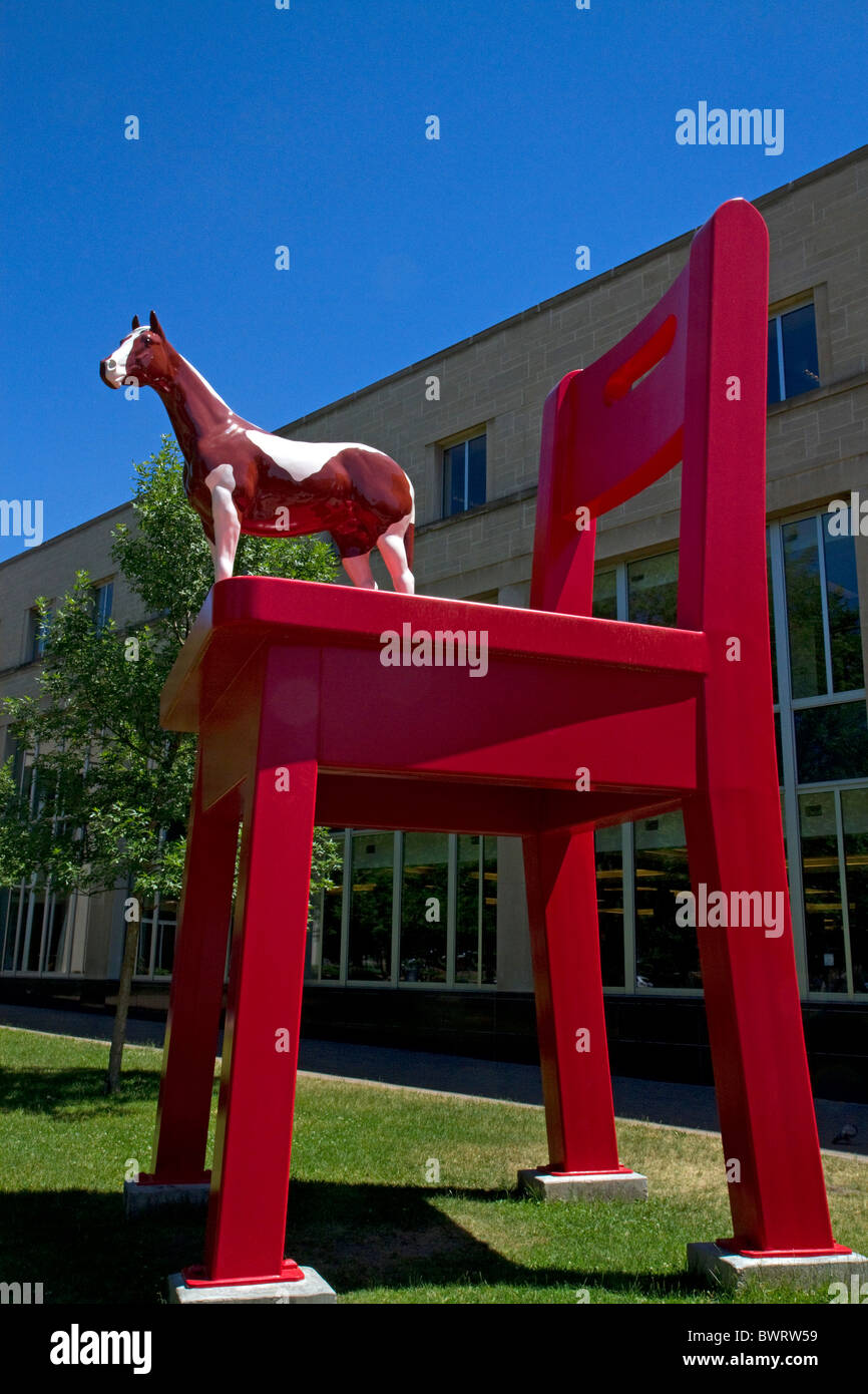 "L' art sculpture publique Yearling par Donald Lipski en face de la Bibliothèque publique de Denver à Denver, Colorado, USA. Banque D'Images