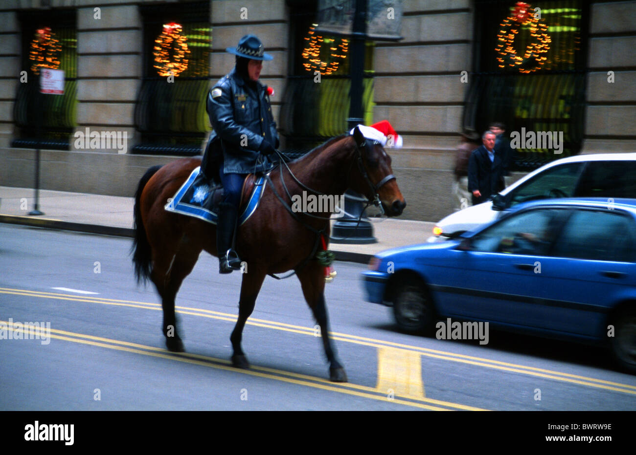 Policier à cheval riding horse wearing a Santa hat, le centre-ville de Chicago, USA Banque D'Images