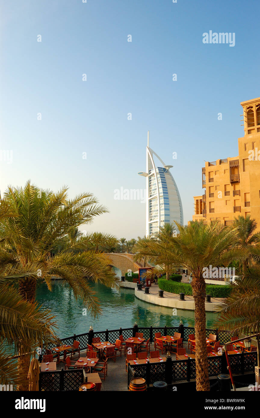 Le premier hôtel de luxe 7 étoiles Burj Al Arab 'Tour des Arabes", aussi connu sous le nom de "Voile arabe' au coucher du soleil, DUBAÏ, ÉMIRATS ARABES UNIS Banque D'Images