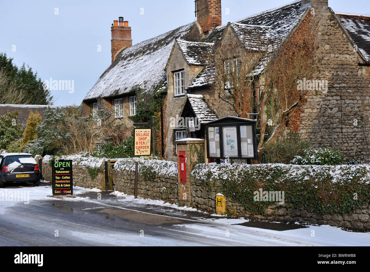Le village bureau de poste et magasin général à la neige de l'hiver à Wytham rural, juste à l'extérieur Oxford Banque D'Images