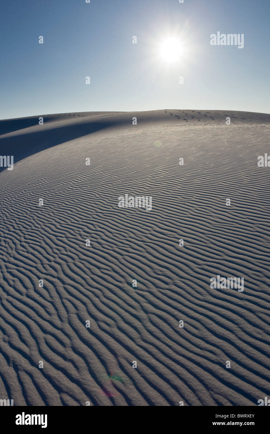 La solarisation et le sable dans les dunes de sable de gypse blanc White Sands National Monument à Alamogordo, Nouveau Mexique, USA. Banque D'Images