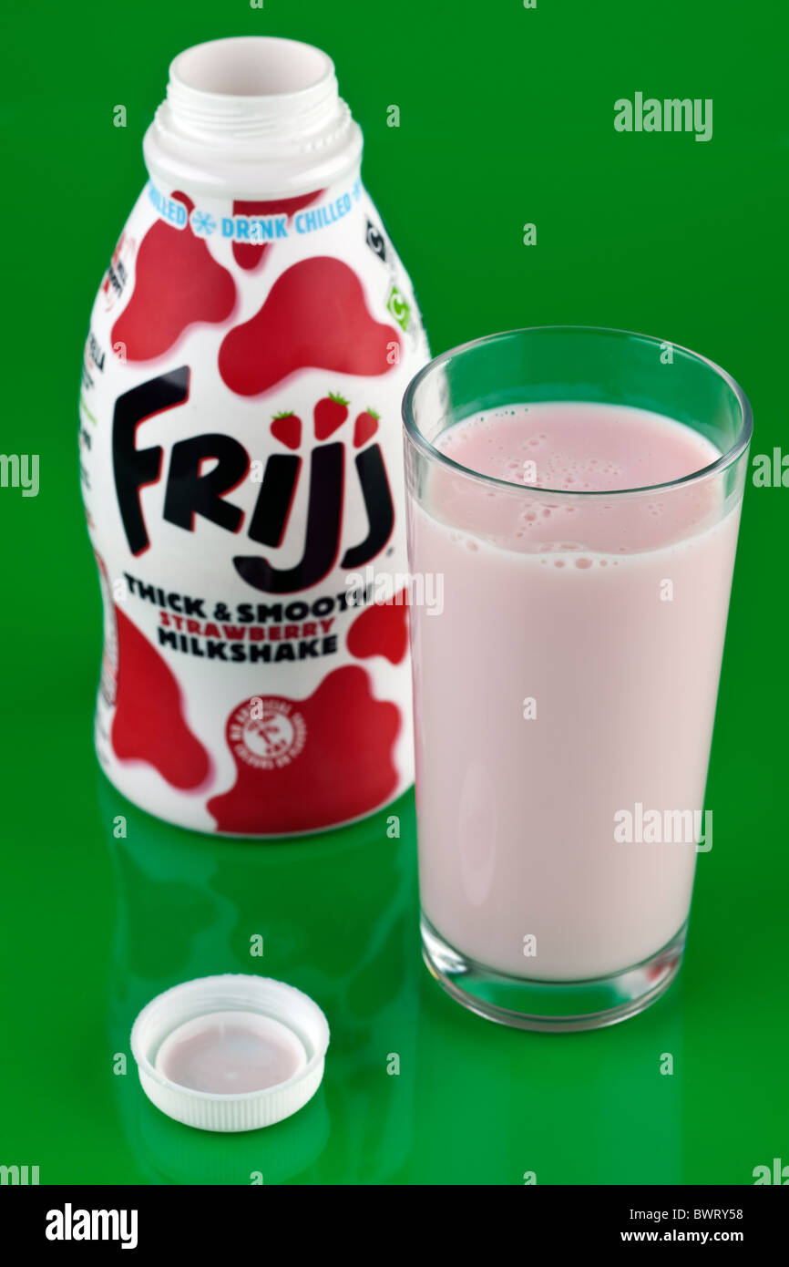De verre épais et lisse Friji strawberry milkshake Banque D'Images