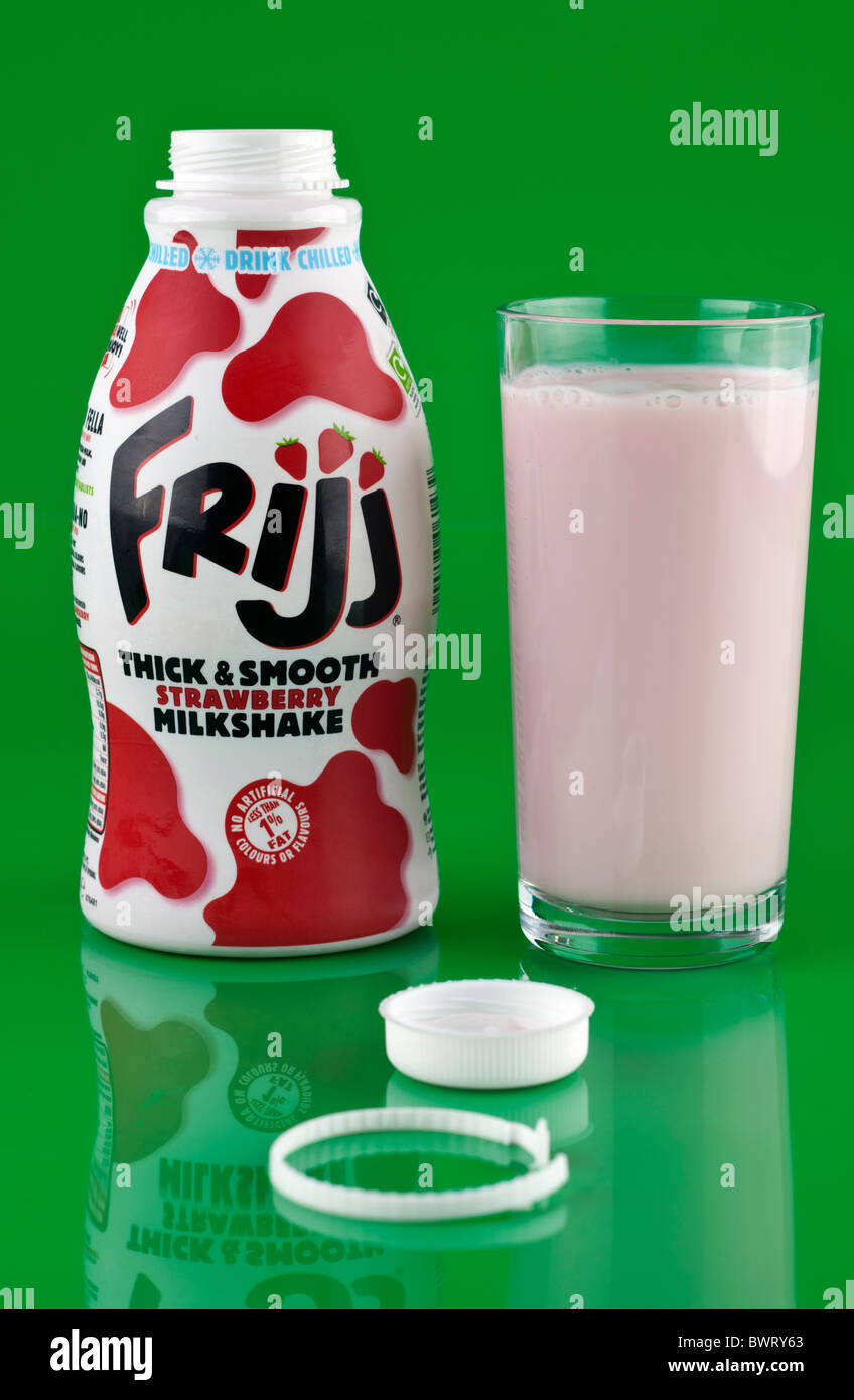 De verre épais et lisse Friji strawberry milkshake Banque D'Images