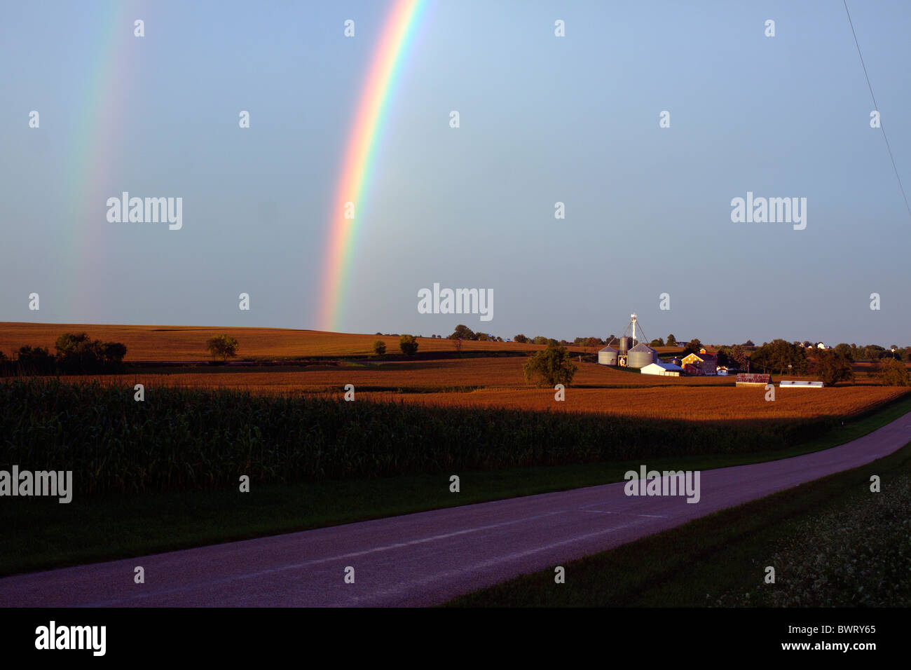 Un double arc-en-ciel a formé plus d'une petite vallée sur les plaines de l'Illinois après un orage est passé. Banque D'Images