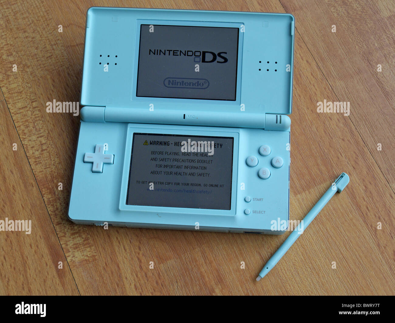 Nintendo DS Lite Console de jeux de poche Photo Stock - Alamy