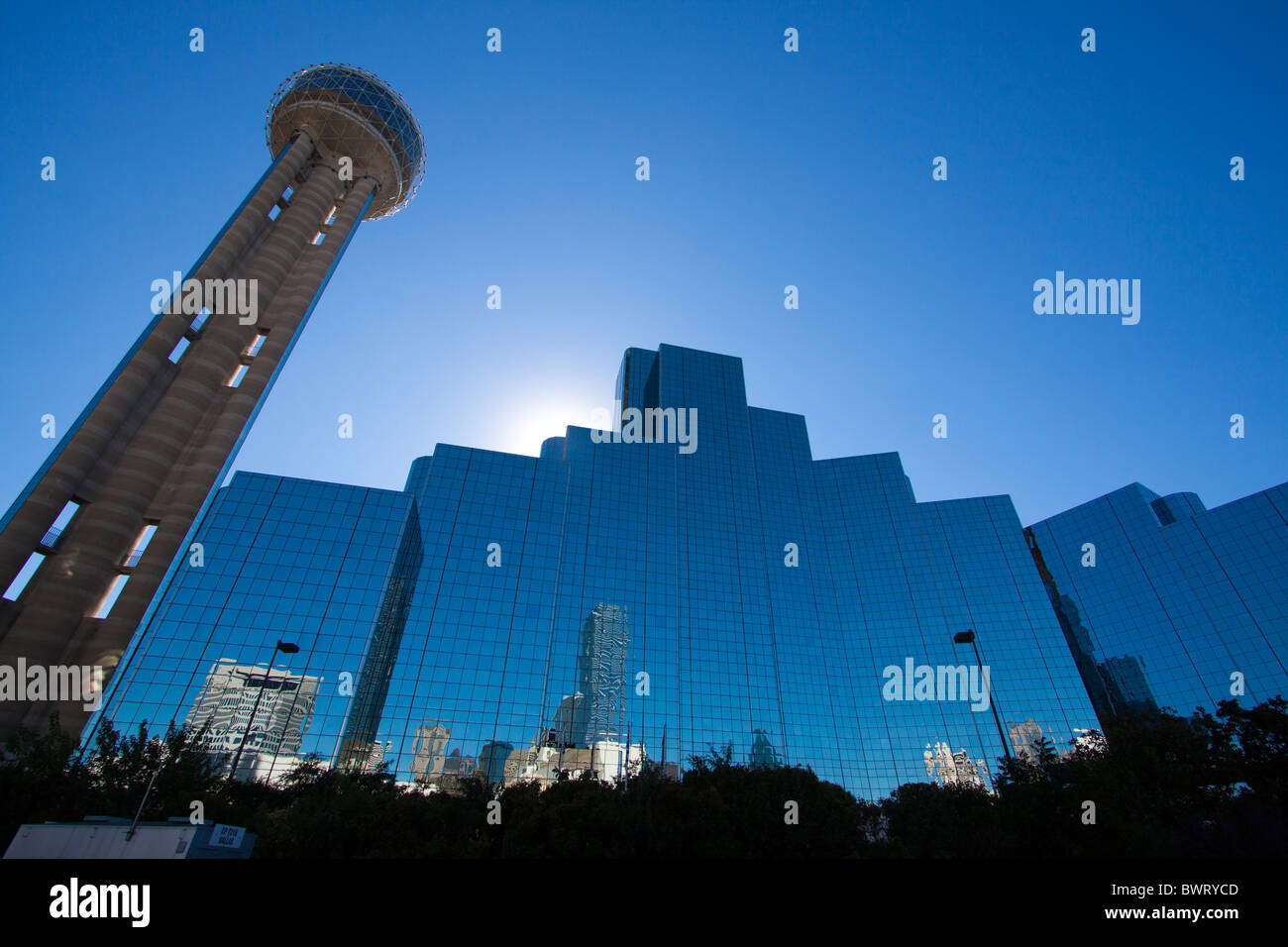 Reunion Tower à Dallas, le Texas est découpé par la chaleur du soleil. Banque D'Images
