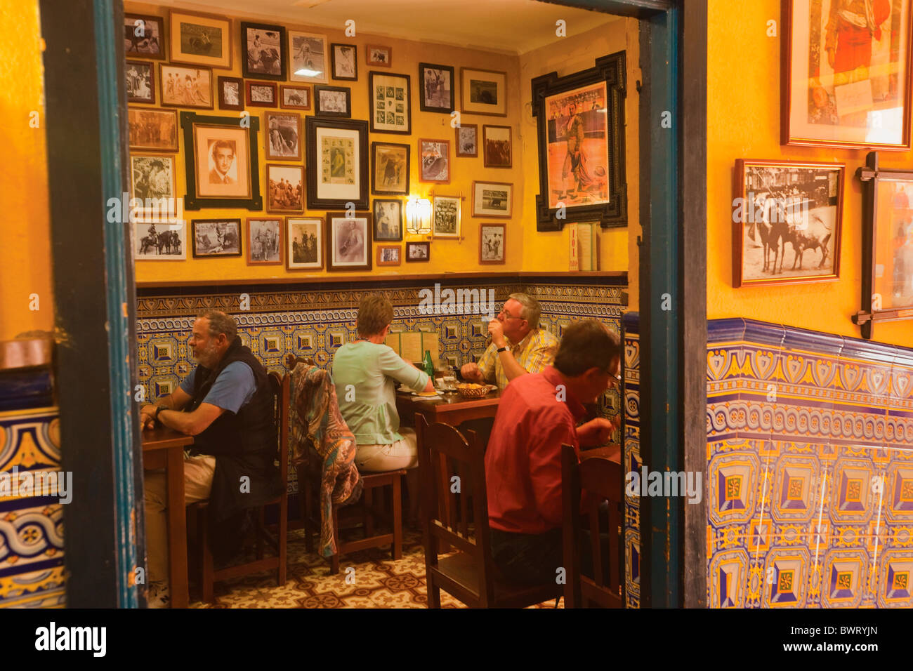 Cordoue, Espagne, province de Cordoue. Intérieur de Taberna las Comedias décoré de souvenirs de corrida. Banque D'Images