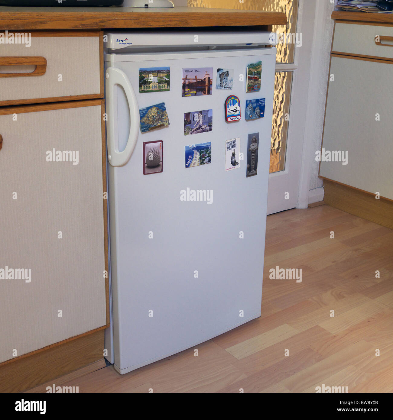Réfrigérateur de réfrigérateur aimants fixés dans une cuisine domestique  définition Photo Stock - Alamy