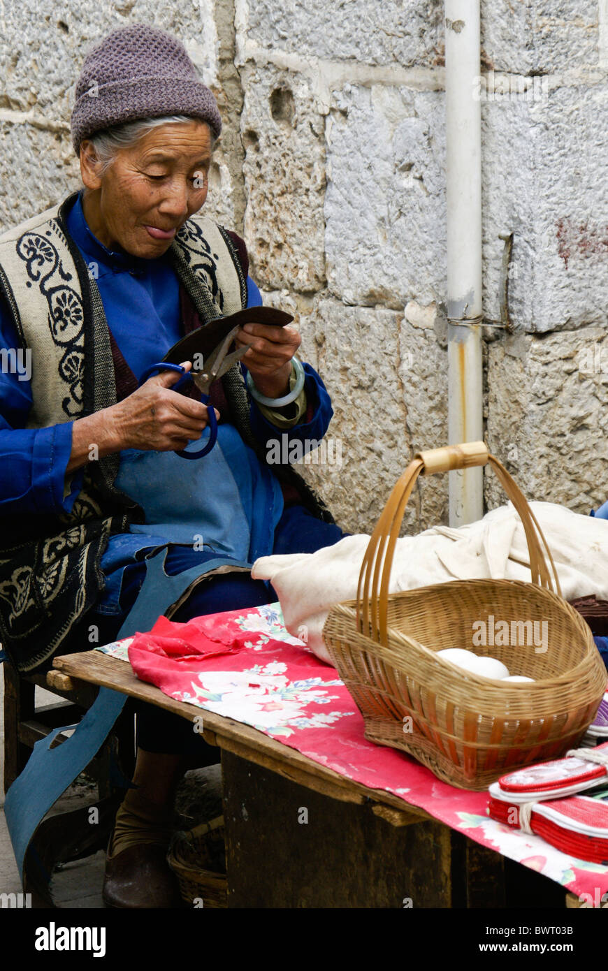 Femme Bai semelles pour chaussures, coupe, Xizhou Yunnan, Chine Banque D'Images