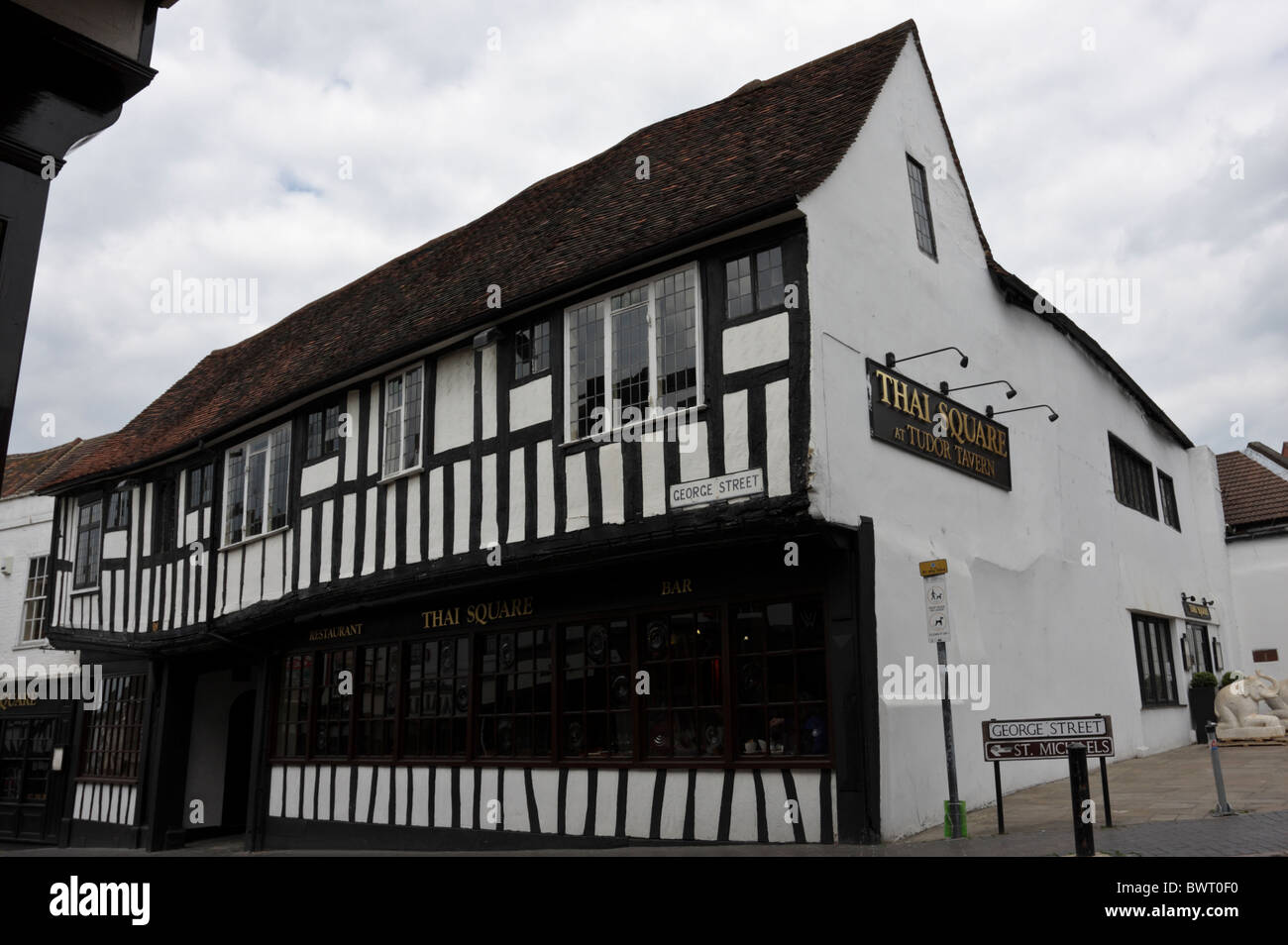 Cadre en bois noir et blanc building à St Albans dans le Hertfordshire, situé dans la rue George il est maintenant un restaurant oriental. Banque D'Images
