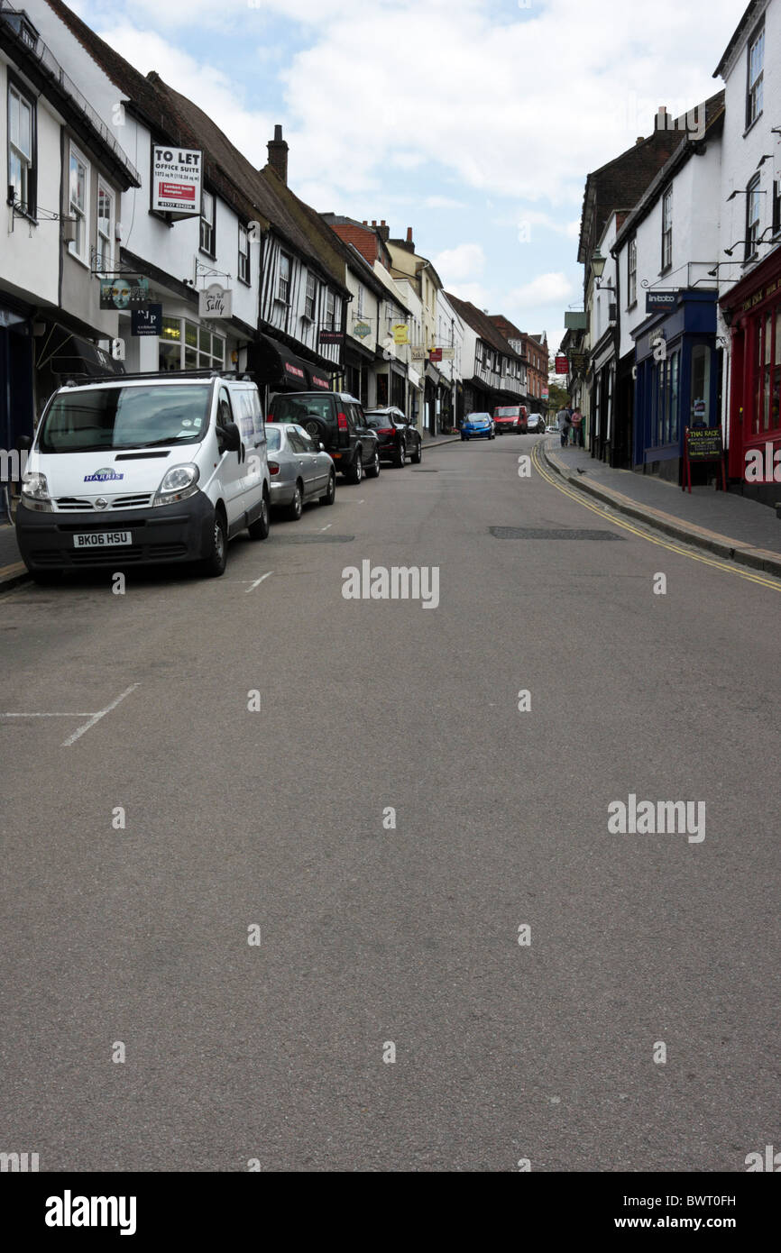 Vue du bas de la rue George dans le centre-ville historique de St Albans dans le Hertfordshire. Banque D'Images