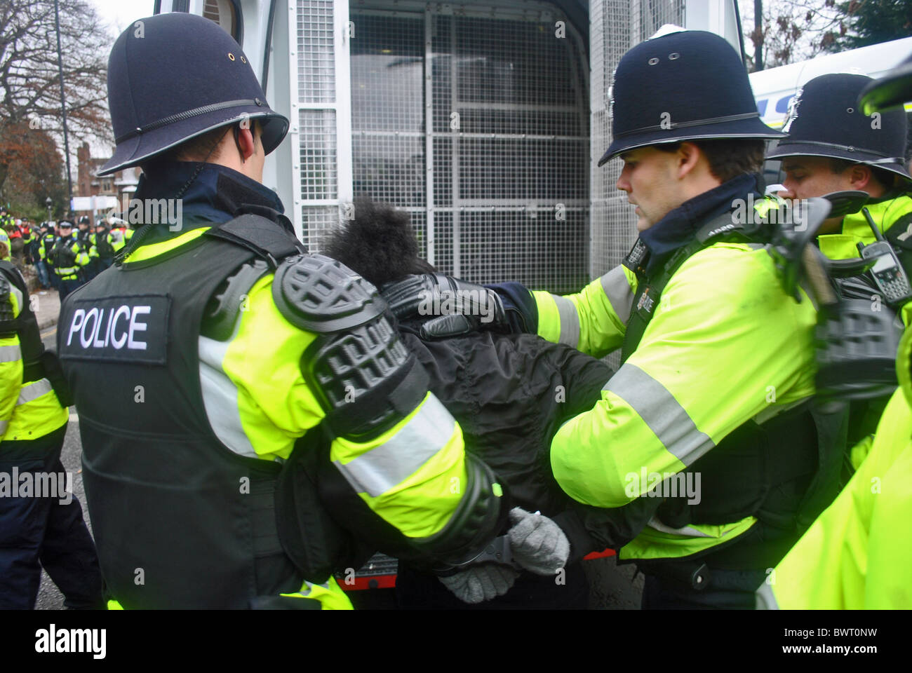 La police arrête un manifestant étudiant à l'Université de Bristol, lors de manifestations contre l'augmentation des frais de scolarité Banque D'Images