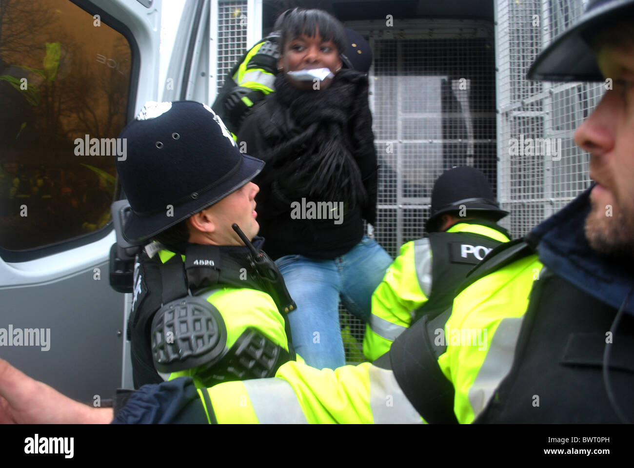 La police arrête un manifestant étudiant à l'Université de Bristol, lors de manifestations contre l'augmentation des frais de scolarité Banque D'Images