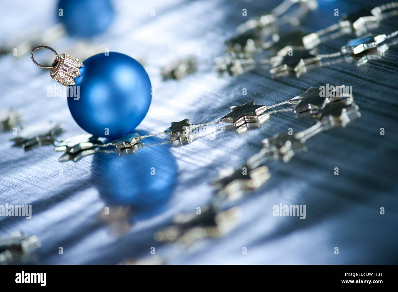 Décoration de Noël avec hochet. Selective focus on ball. aRGB. Banque D'Images