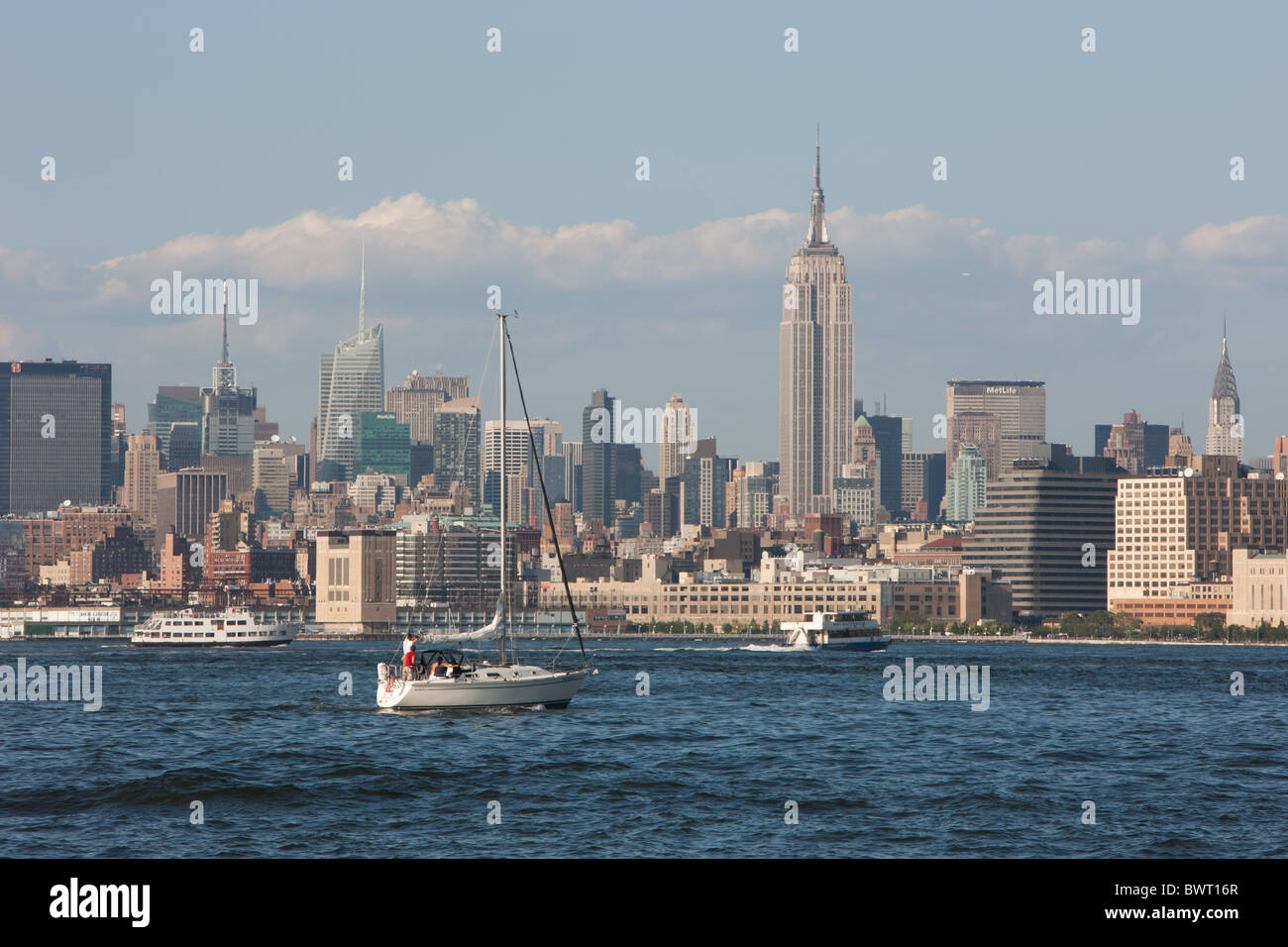 Un voilier sur le fleuve Hudson avec l'horizon de Manhattan en arrière-plan dans la ville de New York. Banque D'Images