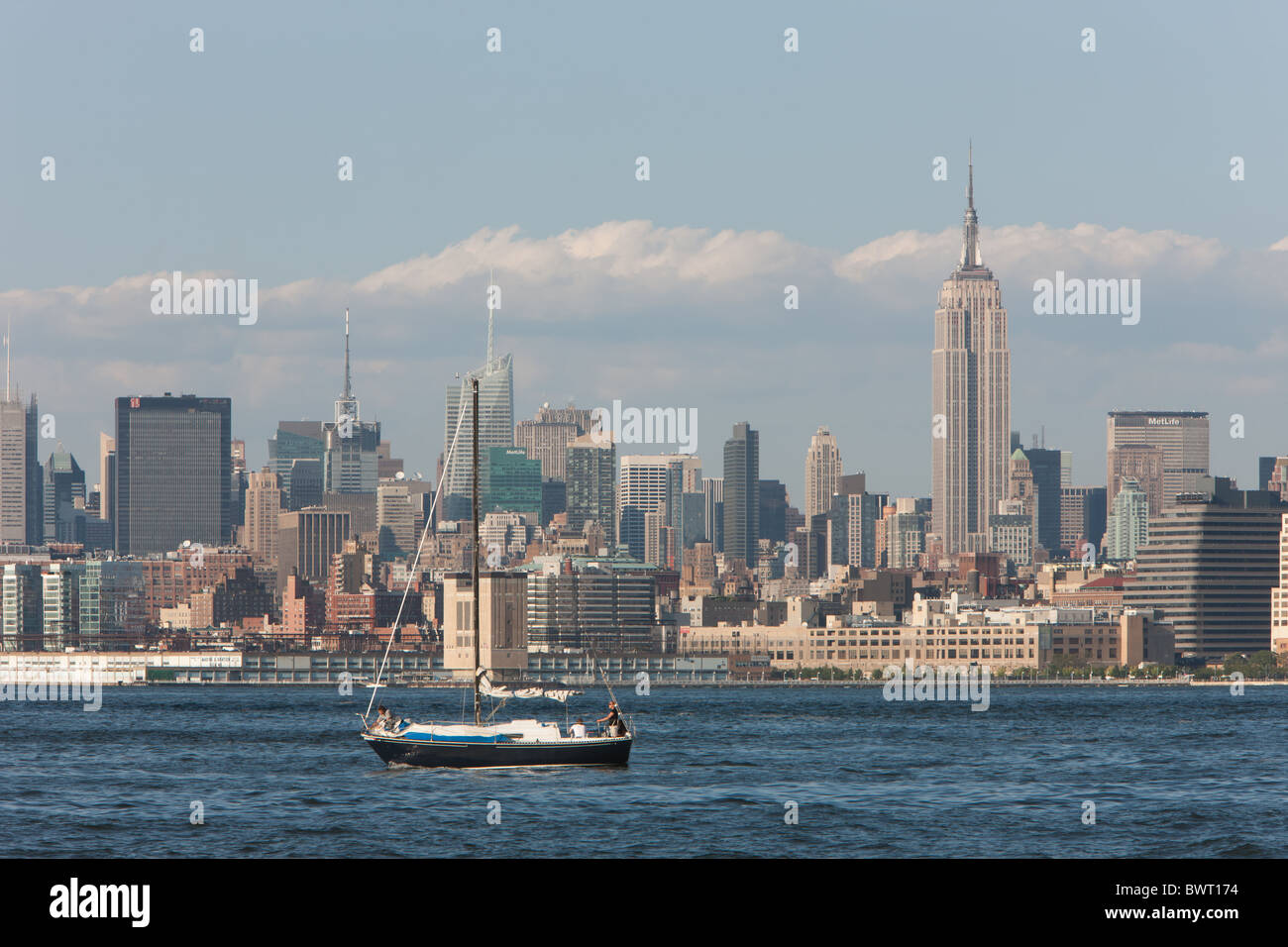 Un voilier sur le fleuve Hudson avec l'horizon de Manhattan en arrière-plan dans la ville de New York. Banque D'Images