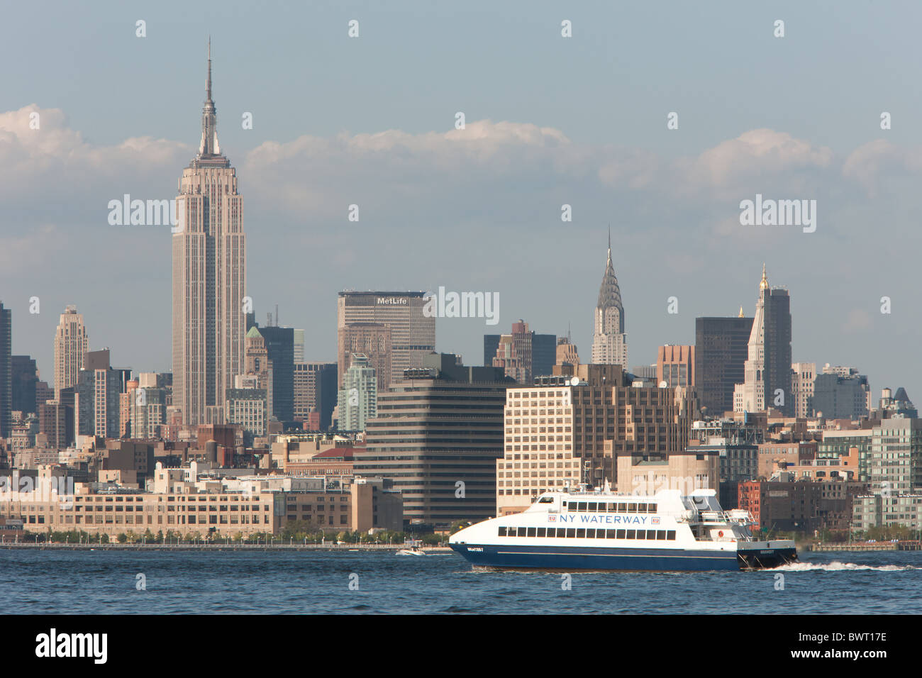 NY Waterway Ferry 'braves' La direction du nord sur la rivière Hudson, avec l'horizon de Manhattan en arrière-plan dans la ville de New York. Banque D'Images