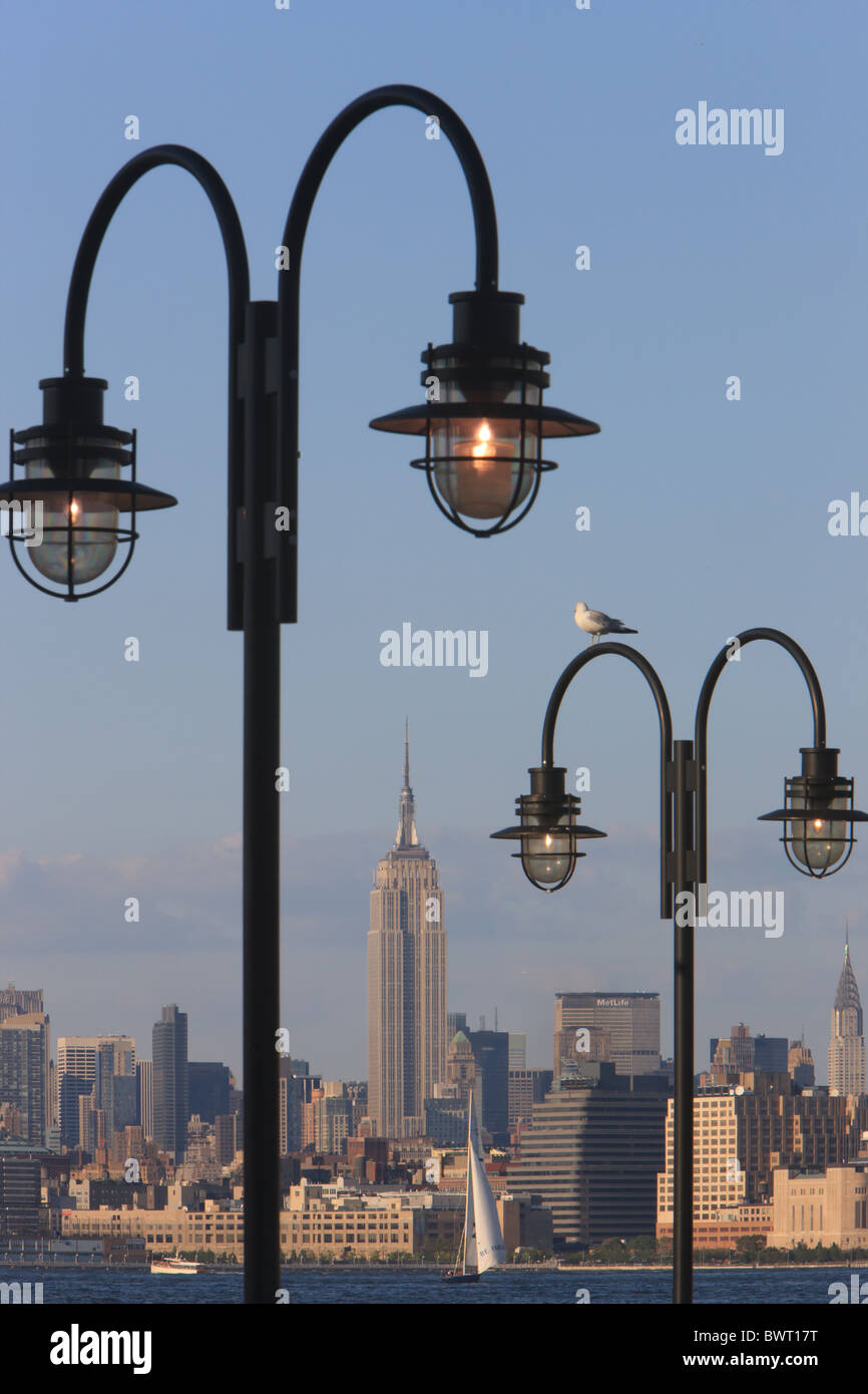 L'Empire State Building et du centre ville de Manhattan skyline pans par lampadaires sur le vieux quai à Liberty State Park Banque D'Images