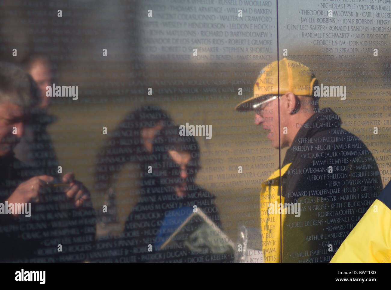 Un vétéran parle aux visiteurs à la Vietnam Veterans Memorial wall à Washington, DC. Banque D'Images