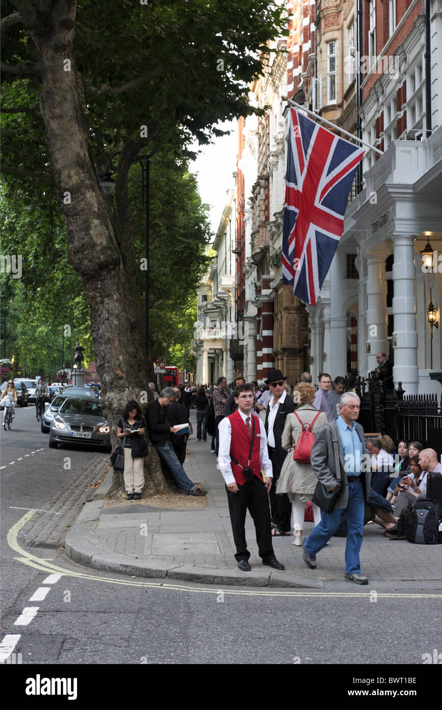 Fans de files d'attente de l'approche de la dernière année à l'Albert Hall Proms à Londres. Banque D'Images