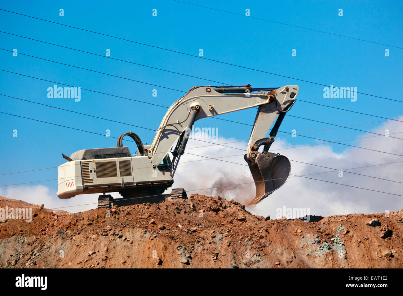 Pelle mécanique pelleteuse à l'oeuvre sur un chantier près de Algeciras, Province de Cadix, Espagne. Banque D'Images