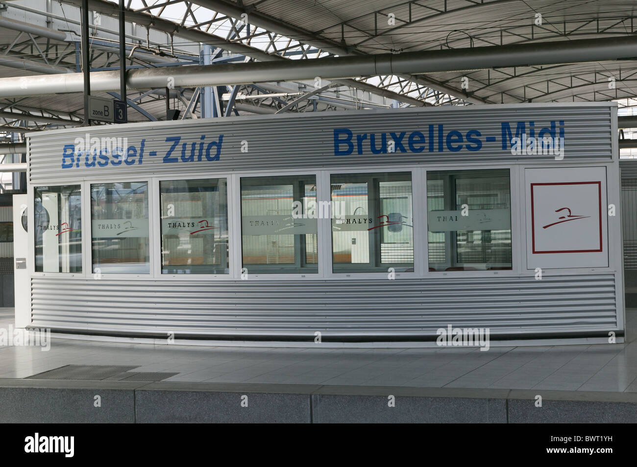 Une zone d'attente au service du Thalys entre les voies de la gare de Bruxelles-Midi. Banque D'Images