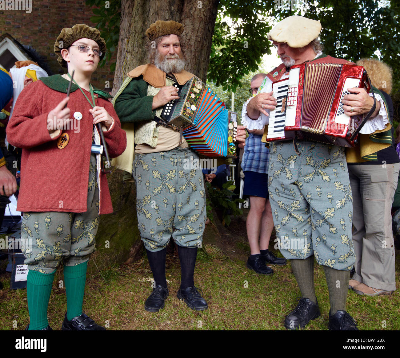 Les joueurs d'accordéon à l'Abbots Bromley Horn Dance Staffordshire UK Europe Banque D'Images